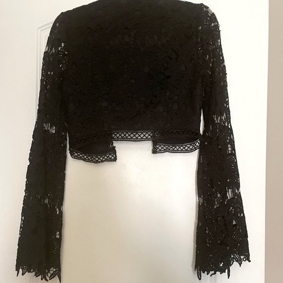 🎉 2x Host Pick! 🎉 Boohoo Black Flare Sleeve Lace Crochet Crop Top - Size 6 - Picture 6 of 13